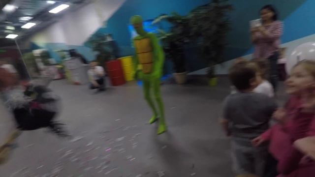 VLOG: День Рожденья БРАТУХИ/ Батут центр НЕБО/ Рынок еды со всего МИРА/ Kipa Ogay смотреть онлайн