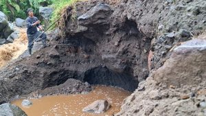 Строительство, шахтёры сбивают камни  карьер затопляет