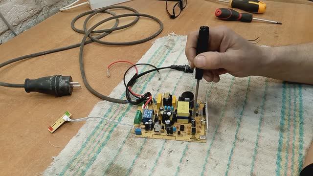 Блок Бесперебойного Питания ББП-40 Accordtec не включается. Ремонт. смотреть онлайн