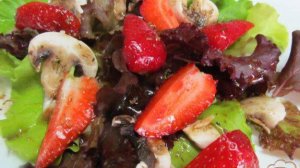 Салат с клубникой и шампиньонами