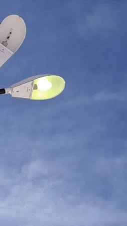 Разбитая лампа дрл 250 на железной дороге загорела.
