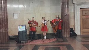 Задорная балалайка в метро. Живая русская народная музыка.