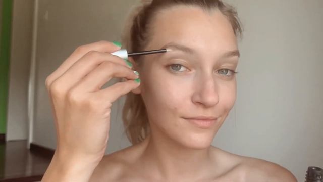 Preveč populjene obrvi?! Ni panike! Derma-Luxebrow serum za rast obrvi je popolna rešitev!