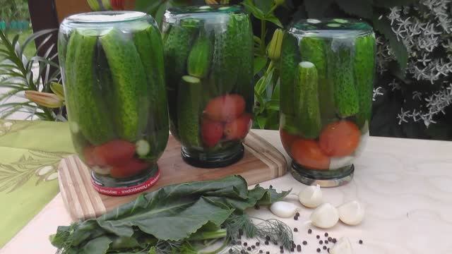 Самый лучший способ приготовить маринованные помидоры с огурцами.