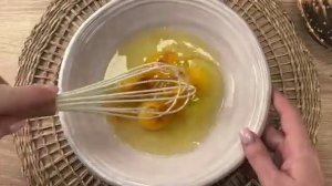 Возьмите помидор и лук, и замечательный завтрак готов! Так вкусно!