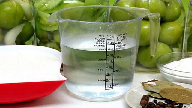 Зелёные помидоры маринованные с луком и чесноком