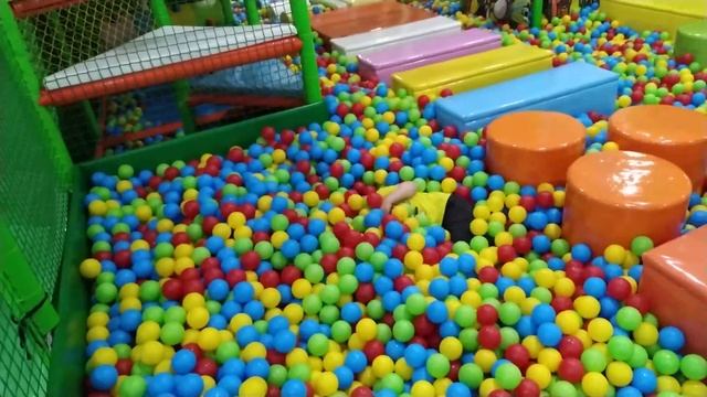 Веселый поход Эвелинки и Мишки в развлекательный центр