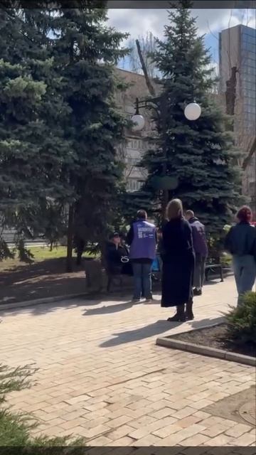 В Донецке дарят весеннее настроение, раздавая бесплатно цветы 🌷