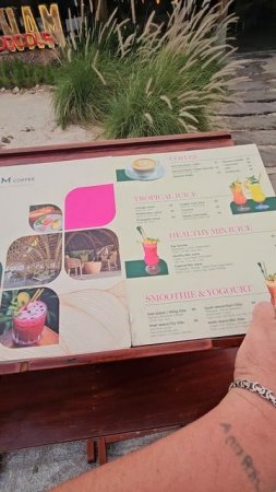 Гигантские птицы у ресторана