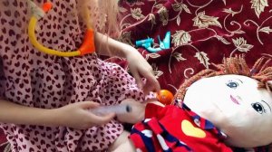 Ариша лечит куколку!