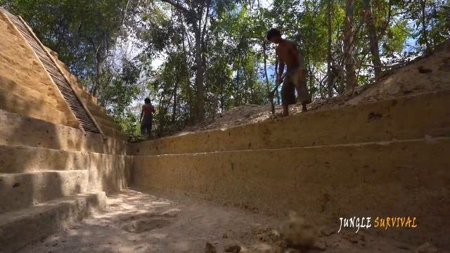 Постройка пирамиды в лесу с басейном с горкой