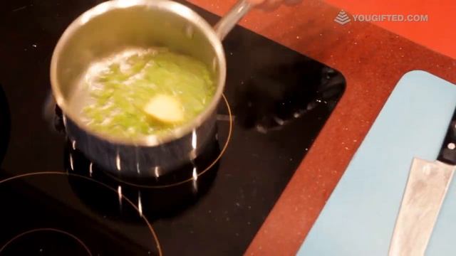 Фитнес-курица с соусом из сельдерея. Просто и вкусно.