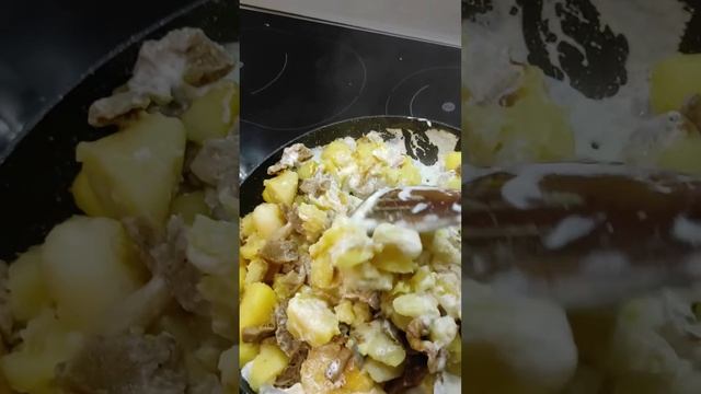 жареные сыроежки, лисички и белый с картошкой под сливочным соусом