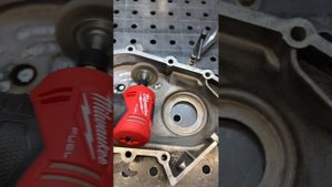 Работаем Milwaukee M12 right angle die grinder