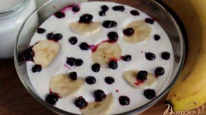 Творожный десерт с бананом и черникой