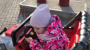 Джессика и Давид катаются на машинках в парке