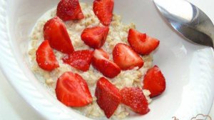 Овсянка на молоке с клубникой