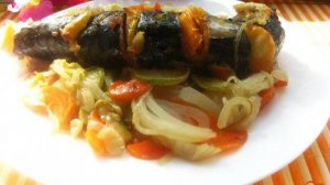 Запеченная скумбрия с кабачком, луком, морковью