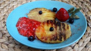 Ананас-гриль с клубничным соусом и корицей