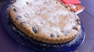 Наливной пирог с черносливом и вяленой клюквой