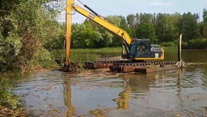 Плавающий экскаватор. Мирон руководит работой)