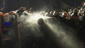 Полиция смывала протестующих водометами, еще триста человек задержаны. Протесты бушуют в Турции