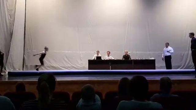 Ребенок делает сальто щелкунчик