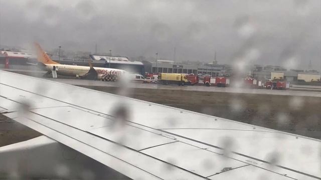 Pegasus Airlines Skid-off Runway at Istanbul while Landing смотреть онлайн