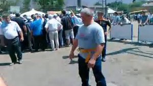 Силач Эмин из Мискинджи поднимает гирю 70 кг на празднике Шарвили 2016 г.