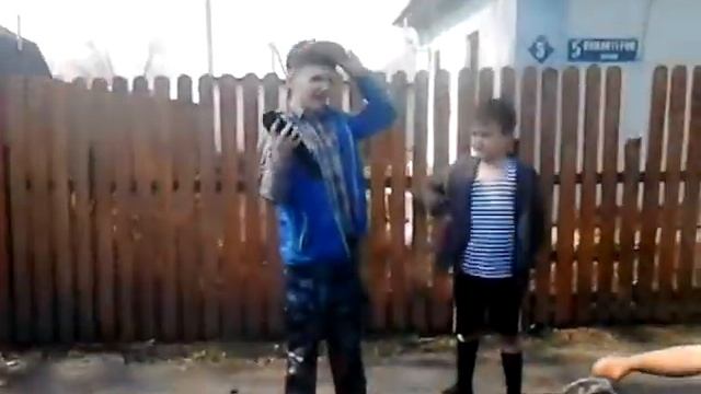 Мальчишки поют