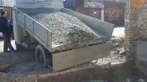 уаз головастик самосвал, вываливает щебень