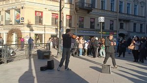 Уличный музыкант в Санкт-Петербурге. На ст м. Адмиралтейской