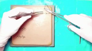 Непрерывный обвивной шов на кожу. Surgical sutures on the skin.
