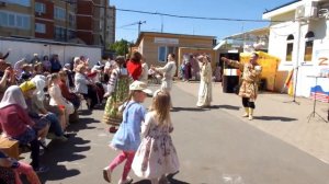 Конфетки-бараночки, словно лебеди-саночки...