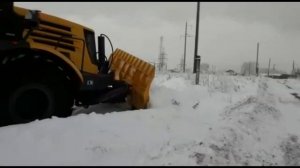 Снежный отвал в работе  для трактора к 708 от завода ВяткаАгроДизель