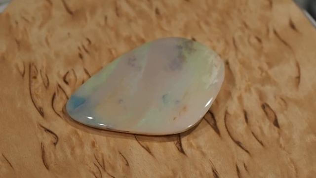 Крупный светлый опал из месторождения Андамука смотреть онлайн