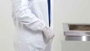 Техника правильного надевания стерильного комбинезона с капюшоном