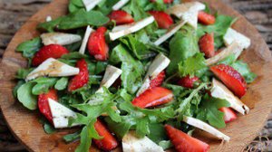 Салат с рукколой, клубникой и сулугуни