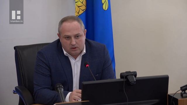 Коммунальщики после зимы убирают улицы Тамбова