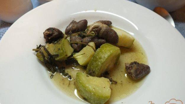 Куриные сердечки с кабачком и свежим розмарином