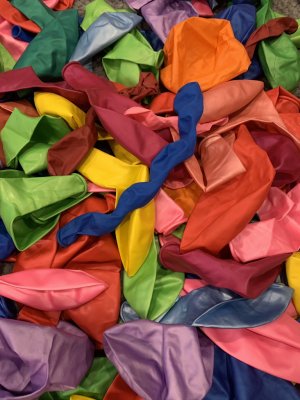 Надуваю 100 воздушных шариков 