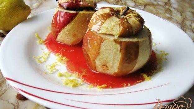 Яблоки запеченные с орехом и изюмом.