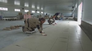 Укладка керамогранита . Пищевое производство , 1500 м 2 , выравнивание основания + плитка.