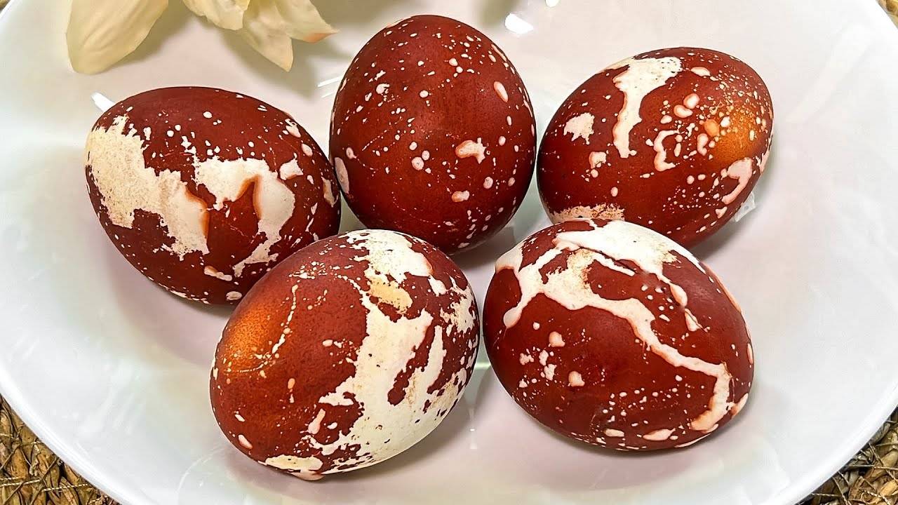 КОСМИЧЕСКИЕ яйца в луковой шелухе без химии! Как оригинально покрасить яйца на Пасху 2025