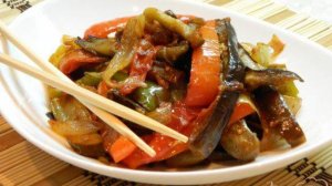 Острый теплый салат из баклажанов, болгарского перца и лука