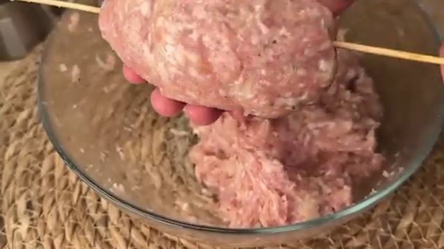 Если у вас есть 1 кг мясного фарша и 10 минут свободного времени, то этот рецепт для вас!
