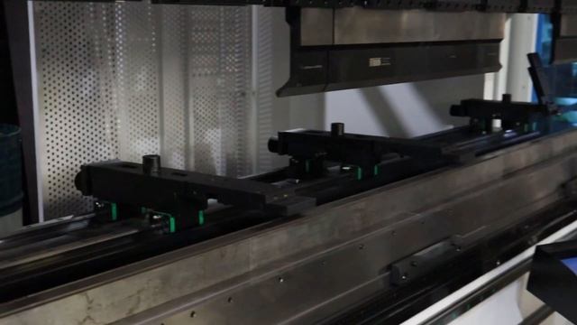 Высокоточная гибка на прессе с ЧПУ 135х3200 смотреть онлайн