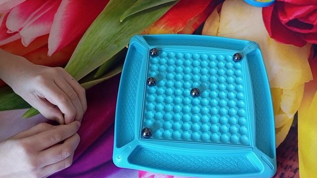 Катюша🥰 и Ванечка😍 ведут сражение в игре магнитный бой(магнитные шашки)