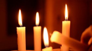 У ИКОНЫ ТИХО ДОГОРАЮТ СВЕЧИ