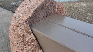 Каменные скамейки